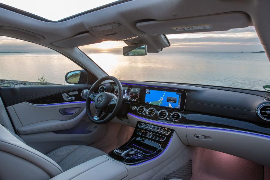 Торпедо Mercedes-Benz E250 Exclusive Line Estate 2016 года  (фото 2 из 19)